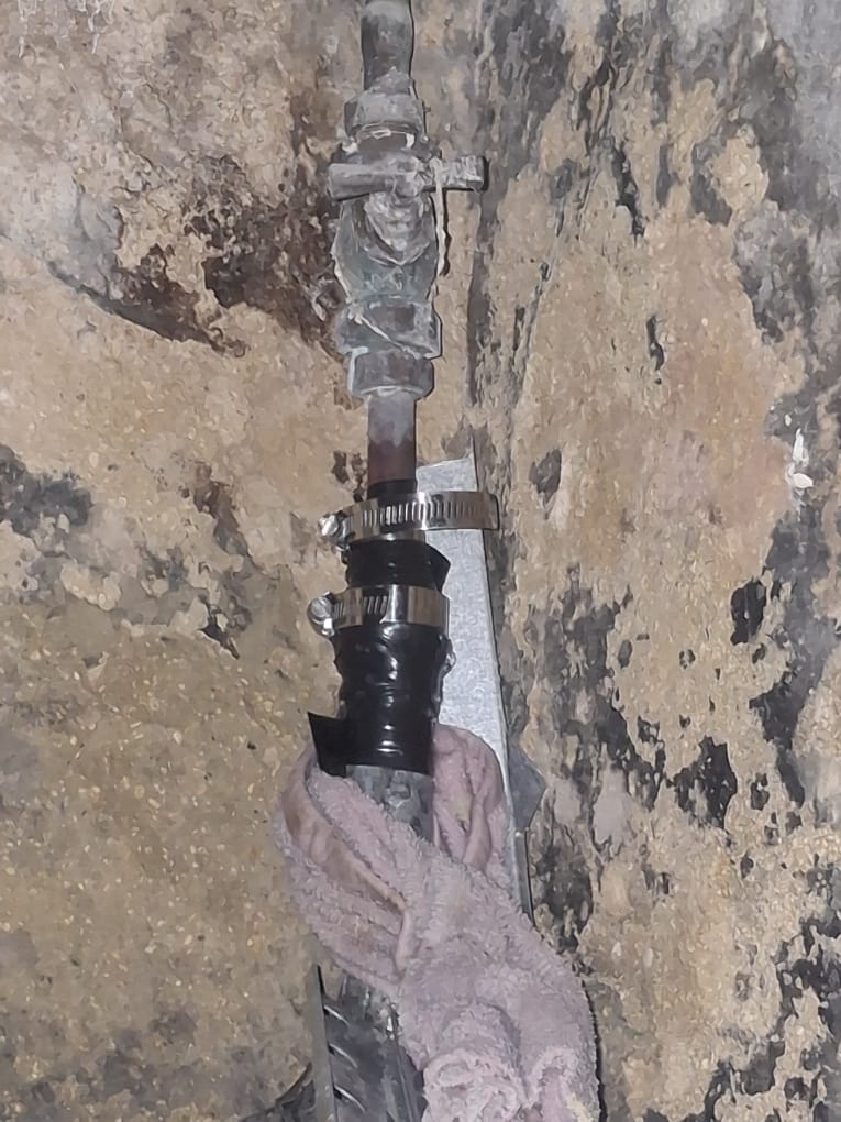 Photo-1-avant-reparation-tuyau-plomb-fuite-usure-par-plomberie-moronval