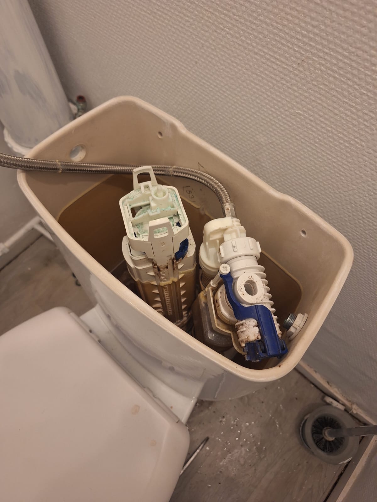 Photo-avant-remplacement-mecanisme-complet-wc-par-plomberie-moronval